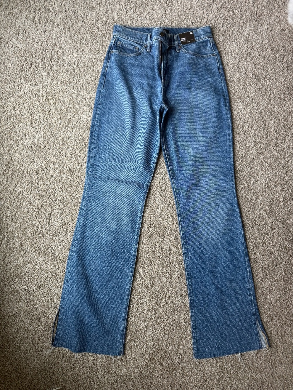 Express High Waisted Medium Wash Vent Raw Hem ’90s Bootcut Jeans (6L)